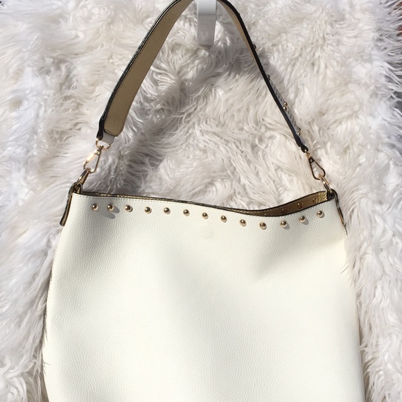 Handbags - 〰️White Shoulder Bag〰️